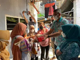 The 101 Suryakancana Berikan Bantuan Susu untuk Balita Kurang Gizi