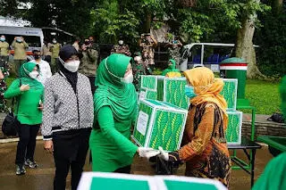 Ketua Persit Kartika Candra Kirana Cabang XVIII Bagikan Sembako dan APD