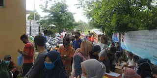 Warga Kelurahan Cikaret Terima Bansos Tahap 10
