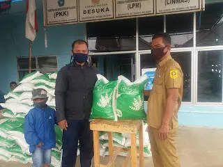 Desa Sukatani Salurkan Bantuan Beras dari Bupati Bogor