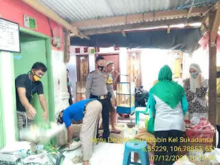 Bhabinkantibmas Sukadamai Lakukan Monitoring Pendistribusian Sembako