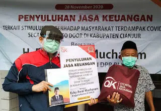 Ecky Bersama Tim Relawan Salurkan Sembako