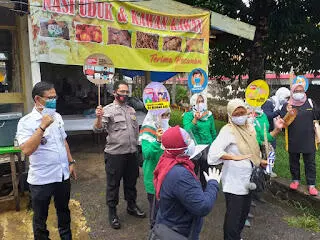 Bhabinkamtibmas Kelurahan Empang Laksanakan Giat Prokes dan Pembagian Masker
