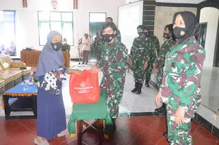 Wan TNI Bagikan Ratusan Paket Sembako
