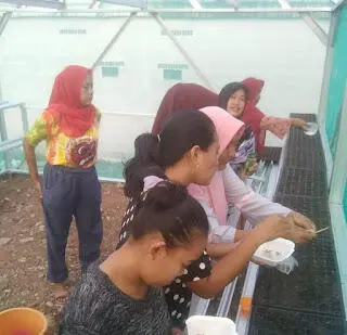 Jenuh di Rumah Terus.? Mending Ikuti Cara Emak-ema di Cianjur
