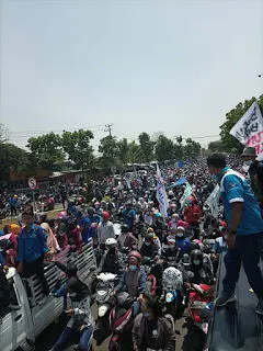 Ribuan Buruh Lumpuhkan Jalur Cianjur – Bandung