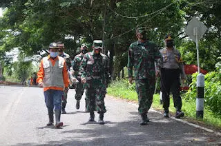 TNI-Polri Bantu Korban Banjir Longsor di Leles dan Agrabinta Cianjur