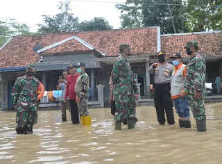 Bukan Hanya Banjir, Kecamatan Leles Lima Desa Diterjang Longsor