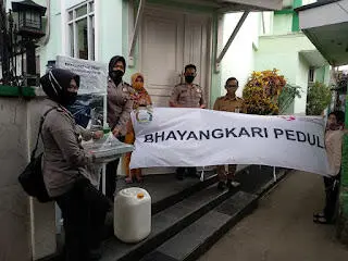 Bayangkari Polresta Bogor Kota Bantu Alat Cuci Tangan di Kelurahan Empang
