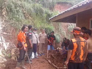 Hari ini, BPBD dan Retana Cianjur Evakuasi Korban Longsor di Cibeber