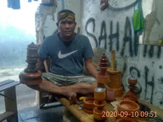 Ayub Pengrajin Asbak Kayu Punya Nilai Ekonomi