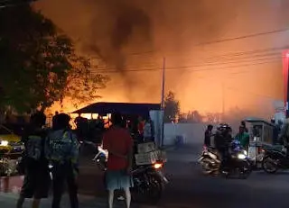 Gegerkan Warga, Lahan Dipenuhi Tanaman Alang-alang Terbakar di Cianjur