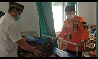 Janji Akan Bangun Rutilahu, Herman Besuk Abah Wajon Warga Naringgul Cianjur Terbaring Sakit