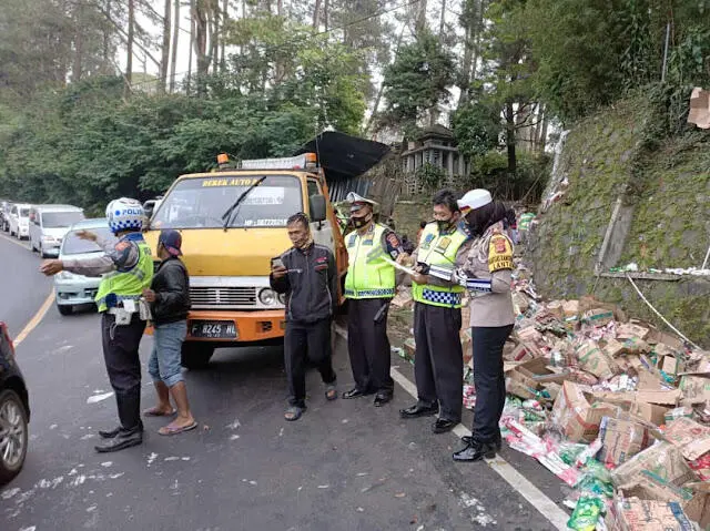 Lakalantas Akibatkan Sopir Truk Meninggal Dilokasi Kejadian
