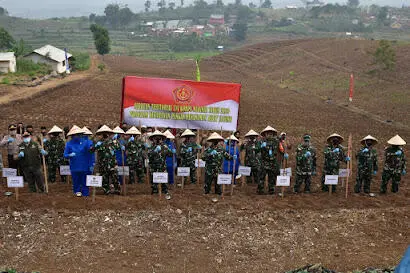 Korps Marinir Adakan Serbuan Teritorial Ketahanan Pangan di Cipanas