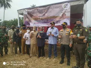 Ade Yasin Bersyukur Bisa Hadir dalam Panen Raya Poktan Jaya Mukti