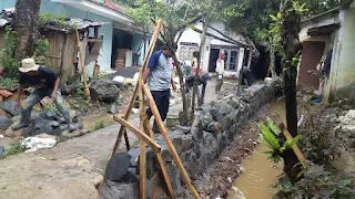 Pemdes Sukatani Bangun Drainase Secara Swakelola